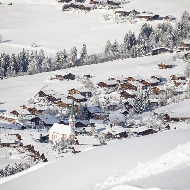 Verschneites Alpbach im Winter